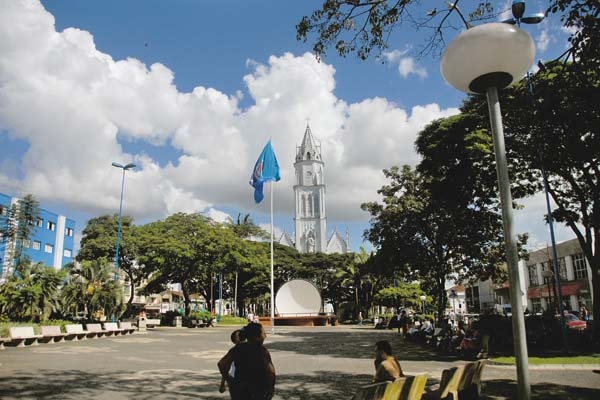 A bandeira de Franca tremula na praça central da cidade. Município comemora 186 anos neste domingo
